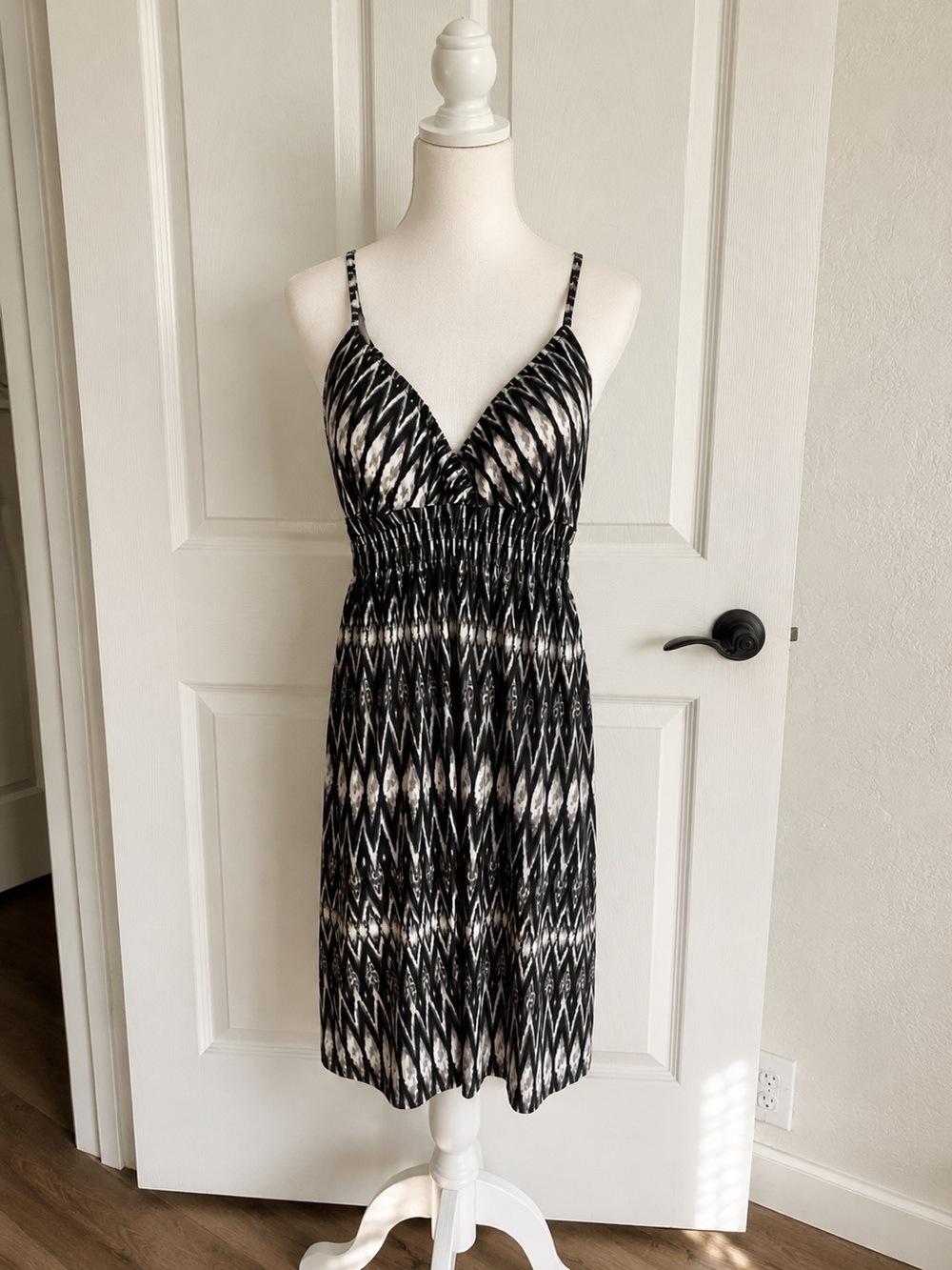 Black/White Geometric Zigzag V-Neck Spaghetti Strap Stretchy Dress-Sz L (12-14)